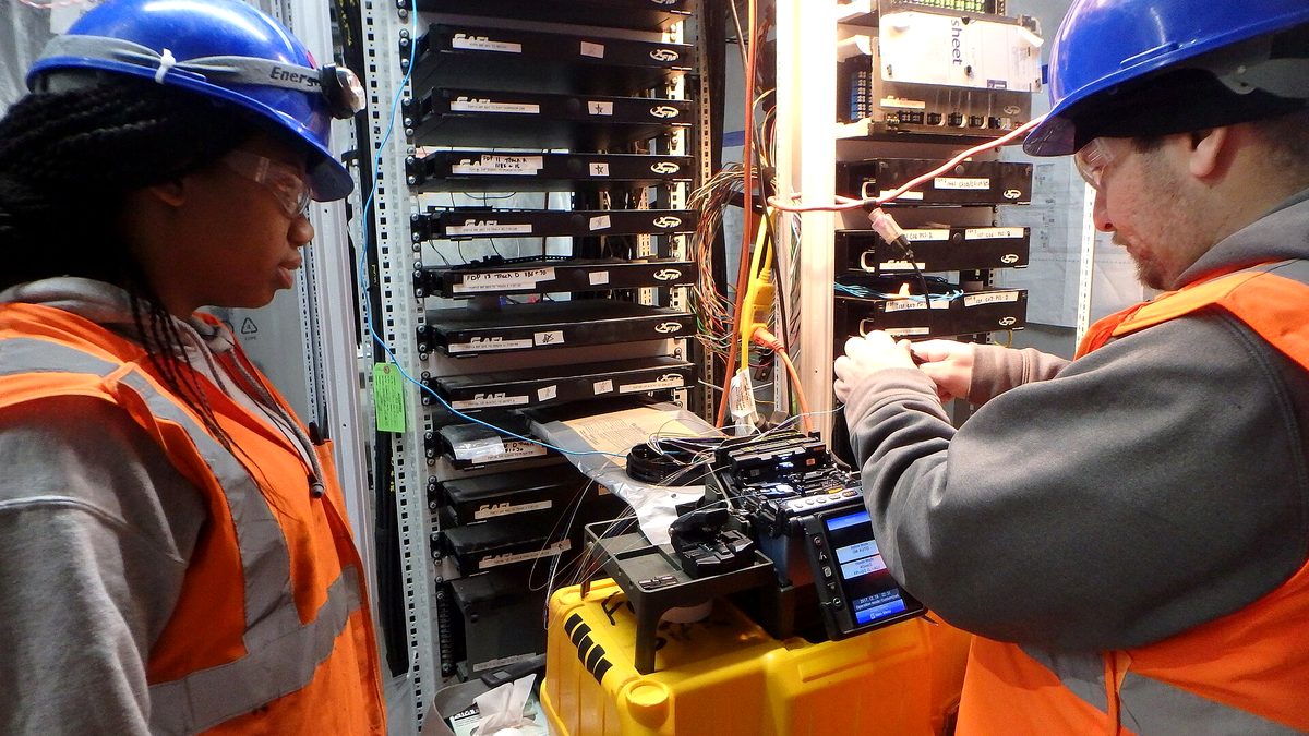 EB-LINK has common spare parts in stock during the supplementary maintenance season, and transceivers and racks are stored in a centralized warehouse