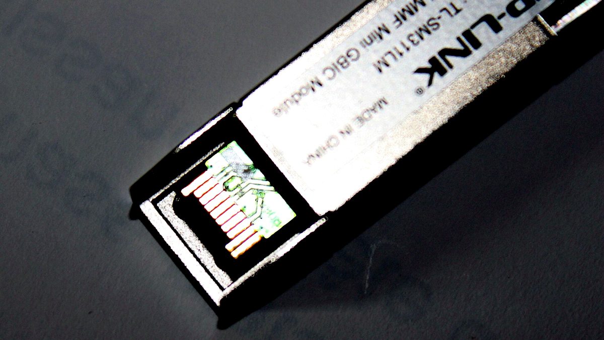 Panel density and single-port power consumption: two accounts of 25G/100G deployment